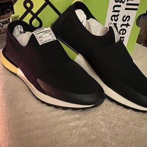 Tennis Shoe